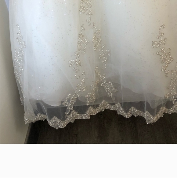 Elegant White and Gold Gown - Picture 9 of 9